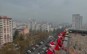 Foto: GSS Sarajevo / Djeda Mrazovi obradovali mališane