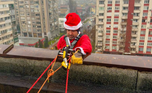 Foto: GSS Sarajevo / Djeda Mrazovi obradovali mališane