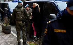 Foto: N.G./Radiosarajevo.ba / Privođenje Dalile Hakalović