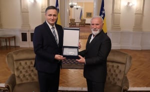 Foto: Predsjedništvo BiH / Denis Bećirović i Dino Merlin