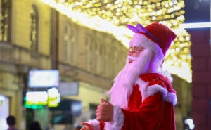 Foto: Dž. K. / Radiosarajevo.ba / Novogodišnji ukrasi pretvorili Sarajevo u bajku