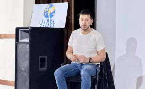 Foto: Tuzlanski.ba / Predstava Jasmina Salkića u Brčkom