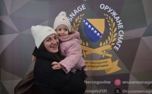 Foto: Ministarstvo odbrane BiH / Dodjela paketića najmlađima