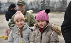 Foto: Ministarstvo odbrane BiH / Dodjela paketića najmlađima