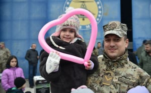 Foto: Ministarstvo odbrane BiH / Dodjela paketića najmlađima