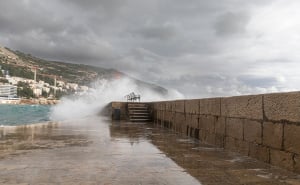 Foto: Grgo Jelavić/PIXSELL / Valovi u Dubrovniku