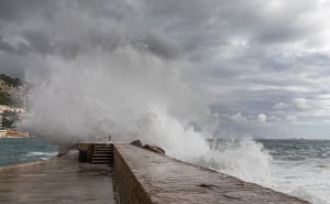 Foto: Grgo Jelavić/PIXSELL / Valovi u Dubrovniku