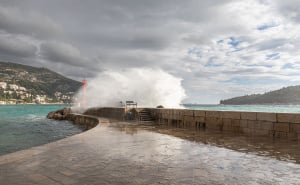 Foto: Grgo Jelavić/PIXSELL / Valovi u Dubrovniku