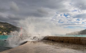 Foto: Grgo Jelavić/PIXSELL / Valovi u Dubrovniku