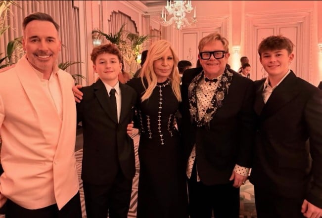 Elton Johns s partnerom, sinovima i Donatellom Versace