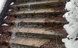 Foto: Čitatelj/Radiosarajevo.ba / Kvar na vodovodnoj mreži u sarajevskom naselju