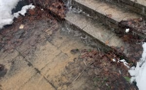 Foto: Čitatelj/Radiosarajevo.ba / Kvar na vodovodnoj mreži u sarajevskom naselju