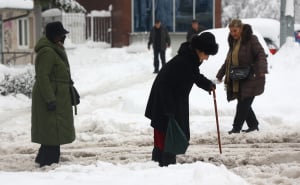 Foto: Dž. K. / Radiosarajevo.ba / Građani starije životne dobi teško se kreću neočišćenim trotoarima