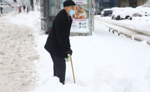 Foto: Dž. K. / Radiosarajevo.ba / Građani starije životne dobi teško se kreću neočišćenim trotoarima