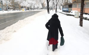 Foto: Dž. K. / Radiosarajevo.ba / Građani starije životne dobi teško se kreću neočišćenim trotoarima
