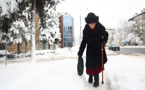Foto: Dž. K. / Radiosarajevo.ba / Građani starije životne dobi teško se kreću neočišćenim trotoarima