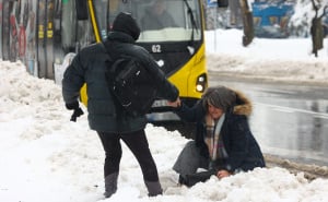Foto: Dž. K. / Radiosarajevo.ba / Žena pala kod glavne ulice, sugrađanin joj pomogao