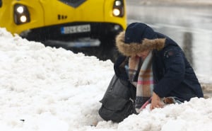 Foto: Dž. K. / Radiosarajevo.ba / Žena pala kod glavne ulice, sugrađanin joj pomogao