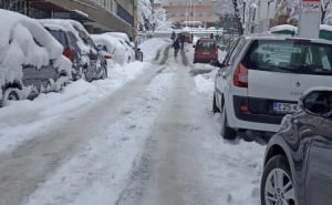 Foto: Čitatelj/Radiosarajevo.ba / Neočišćen snijeg u ulici Dolina