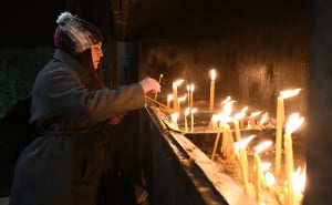 Foto: N. G. / Radiosarajevo.ba / Paljenje Badnjaka u dvorištu Stare pravoslavne crkve u Sarajevu