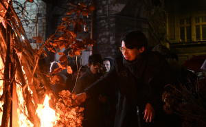 Foto: N. G. / Radiosarajevo.ba / Paljenje Badnjaka u dvorištu Stare pravoslavne crkve u Sarajevu