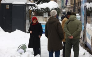 Foto: Dž. K. / Radiosarajevo.ba / Čišćenje ispred srednjih i osnovih škola u KS