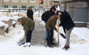 Foto: Dž. K. / Radiosarajevo.ba / Čišćenje ispred srednjih i osnovih škola u KS