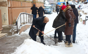 Foto: Dž. K. / Radiosarajevo.ba / Čišćenje ispred srednjih i osnovih škola u KS