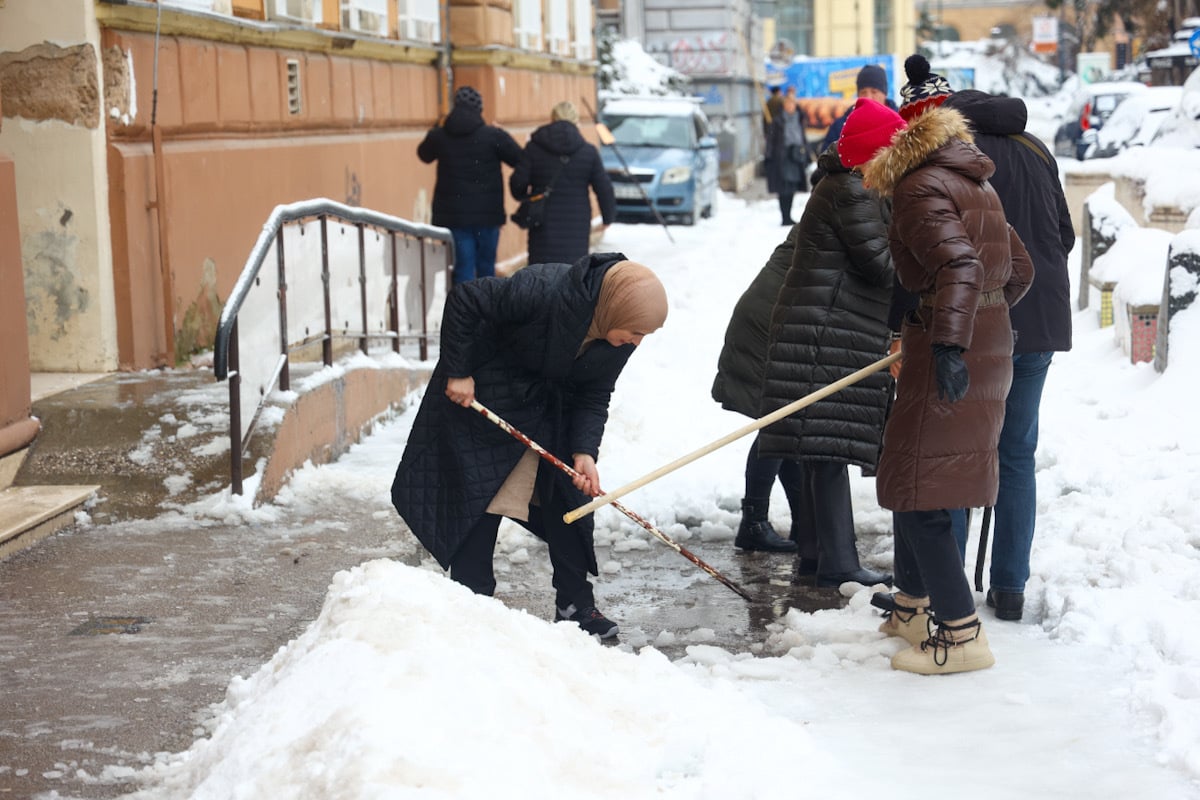 Čišćenje ispred srednjih i osnovih škola u KS