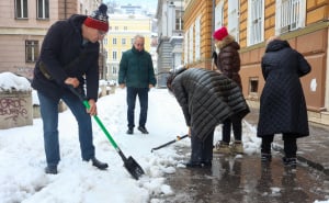 Foto: Dž. K. / Radiosarajevo.ba / Čišćenje ispred srednjih i osnovih škola u KS