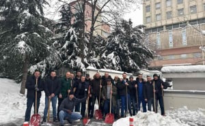 Foto: Opća bolnica Sarajevo / Doktori i medicinari Opće bolnice čistili snijeg