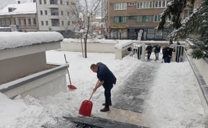 Foto: Opća bolnica Sarajevo / Doktori i medicinari Opće bolnice čistili snijeg