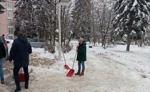 Foto: Opća bolnica Sarajevo / Doktori i medicinari Opće bolnice čistili snijeg