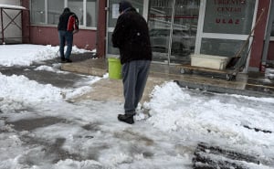 Foto: Opća bolnica Sarajevo / Doktori i medicinari Opće bolnice čistili snijeg