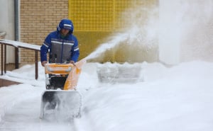 Foto: Dž. K. / Radiosarajevo.ba / Čistač snijega u krugu OŠ "Osman Nuri Hadžić"