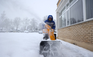 Foto: Dž. K. / Radiosarajevo.ba / Čistač snijega u krugu OŠ "Osman Nuri Hadžić"
