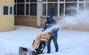 Foto: Dž. K. / Radiosarajevo.ba / Čistač snijega u krugu OŠ "Osman Nuri Hadžić"
