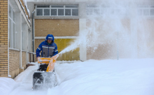 Foto: Dž. K. / Radiosarajevo.ba / Čistač snijega u krugu OŠ "Osman Nuri Hadžić"