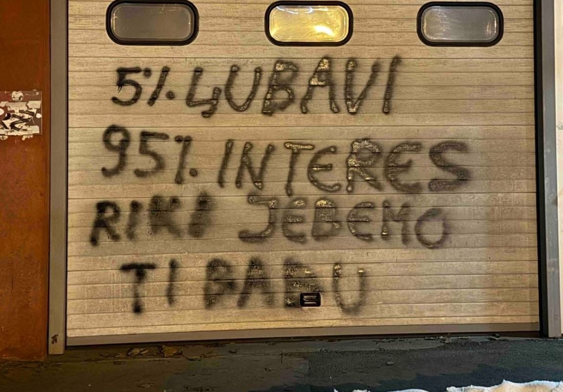 Uvredljiv grafit na Bilinom polju