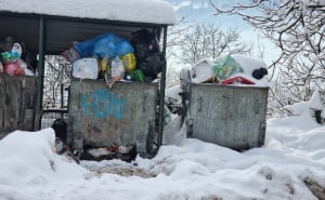 Foto: A. K. / Radiosarajevo.ba / Otpad razbacan po ulicama Sarajeva