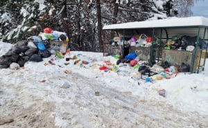 Foto: A. K. / Radiosarajevo.ba / Otpad razbacan po ulicama Sarajeva