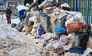 Foto: A. K. / Radiosarajevo.ba / Otpad razbacan po ulicama Sarajeva