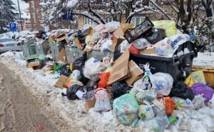 Foto: A. K. / Radiosarajevo.ba / Otpad razbacan po ulicama Sarajeva