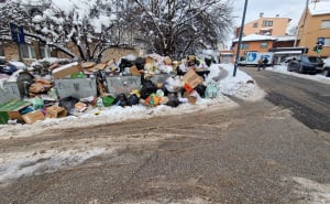 Foto: A. K. / Radiosarajevo.ba / Otpad razbacan po ulicama Sarajeva
