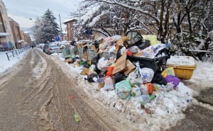 Foto: A. K. / Radiosarajevo.ba / Otpad razbacan po ulicama Sarajeva