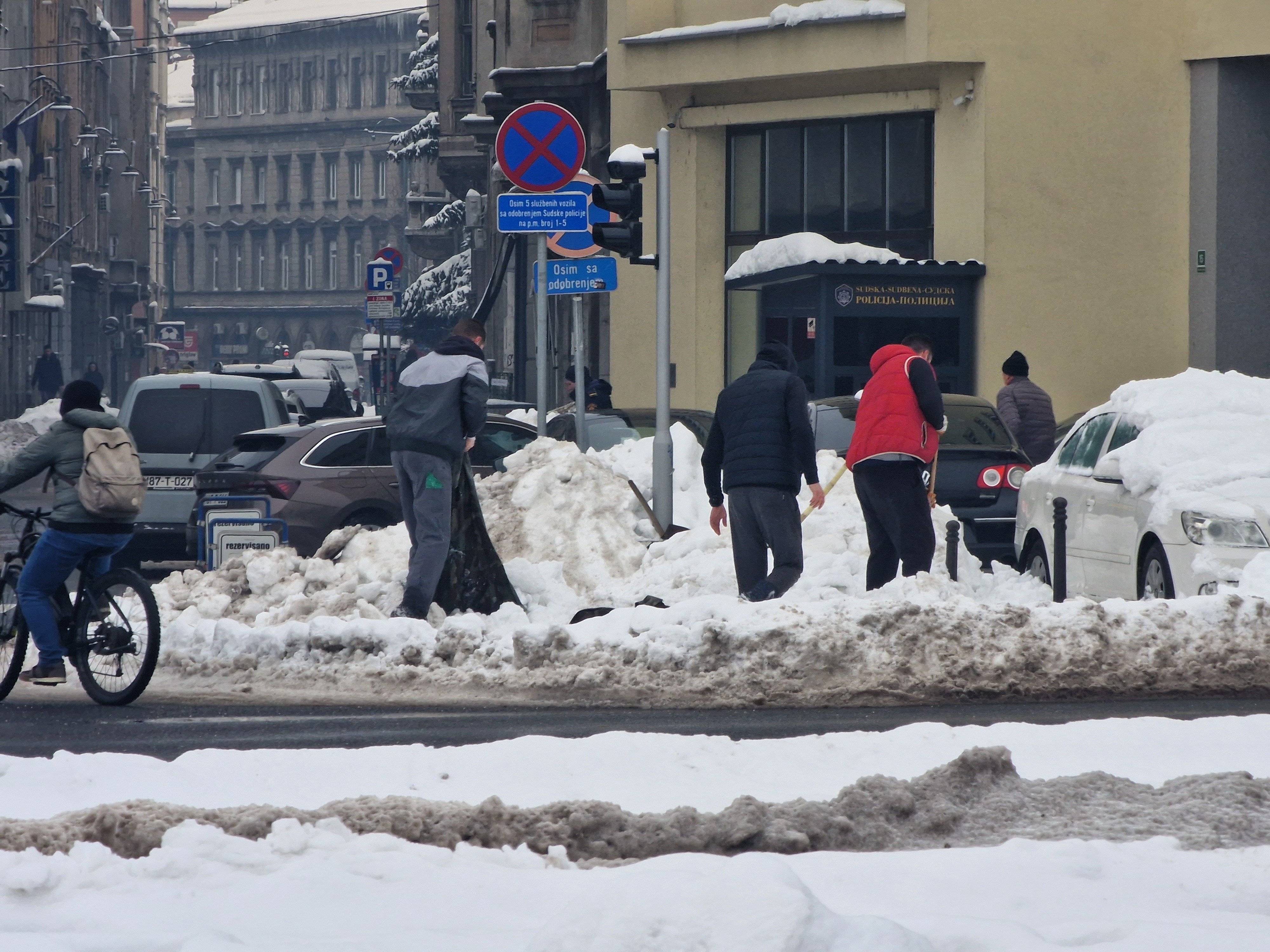 Zatvorenici čiste snijeg u Sarajevu