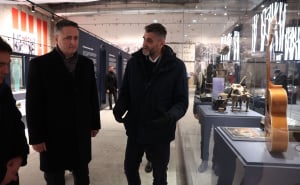 Foto: FENA / Denis Bećirović u Memorijalnom centru Srebrenica