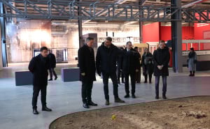 Foto: FENA / Denis Bećirović u Memorijalnom centru Srebrenica