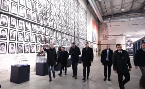 Foto: FENA / Denis Bećirović u Memorijalnom centru Srebrenica