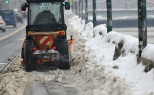 Foto: A. K. / Radiosarajevo.ba / Čišćenje trotara u Sarajevu